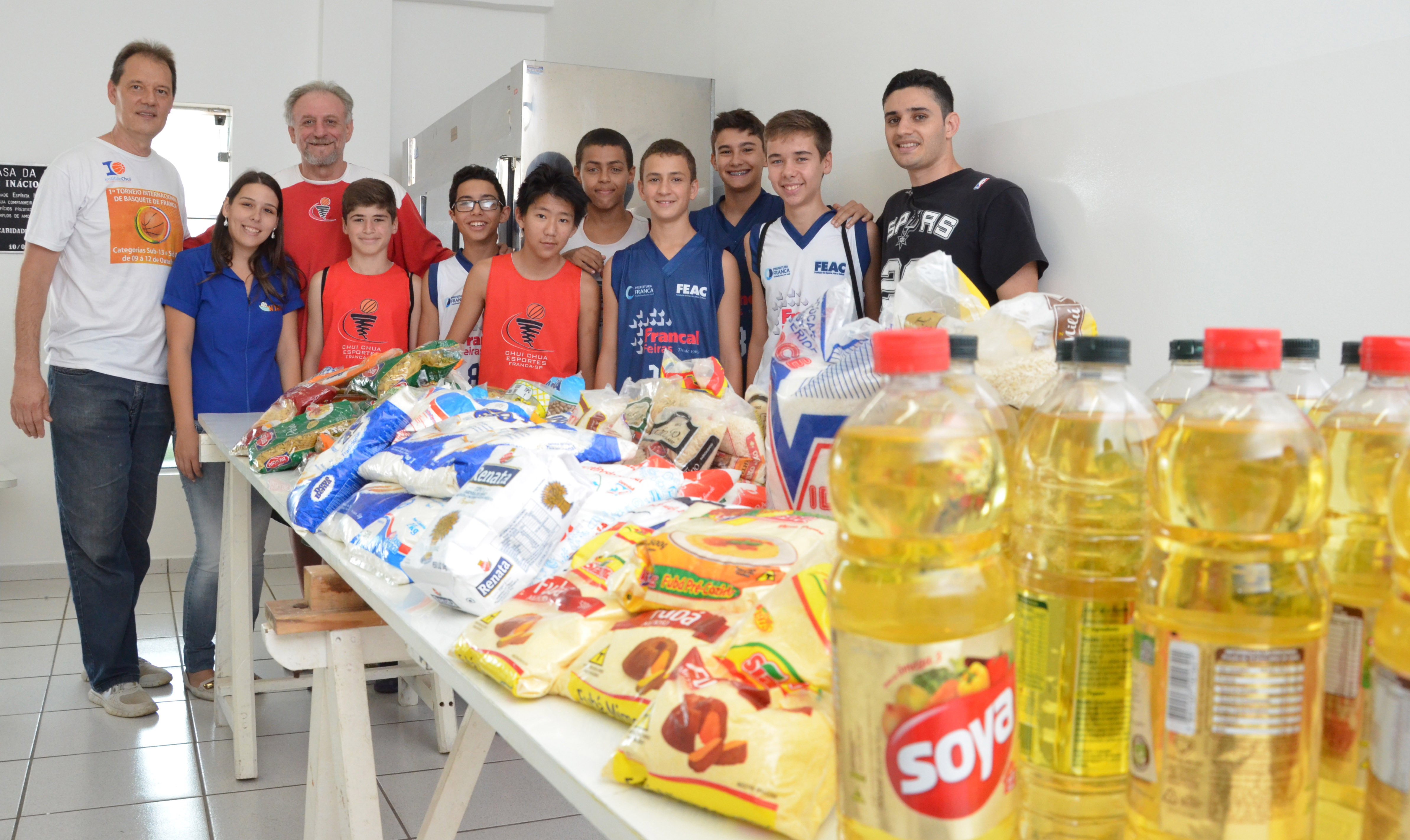 Alimentos foram arrecadados durante as finais da Liga Regional de Basquete, categorias Sub-12 e Sub-13 (Foto: Lindomar Clailton - Palavra Facil Comunicação)